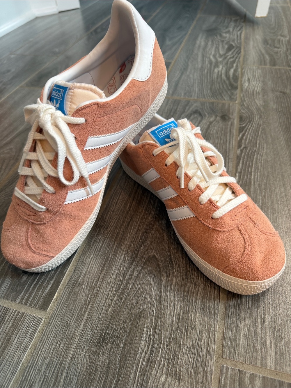 adidas Youth Kids Suede Gazelle shoes in Peach/blush size 7 EUC